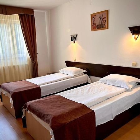 Hotel Levisticum Bacău Exteriör bild