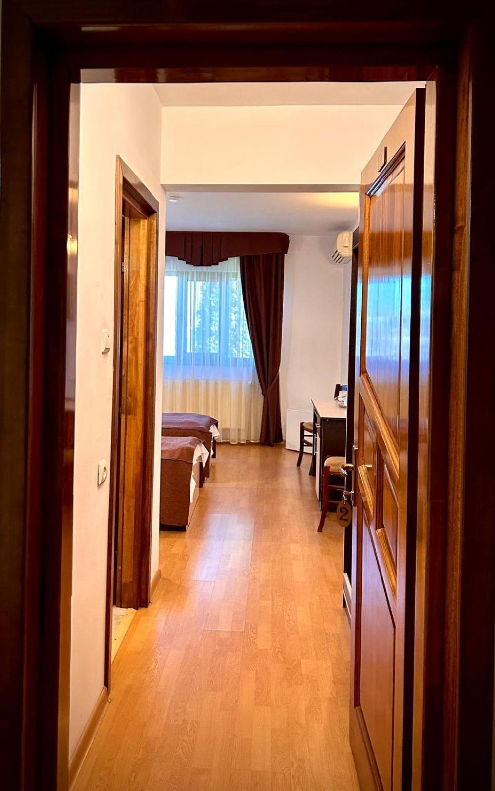 Hotel Levisticum Bacău Exteriör bild