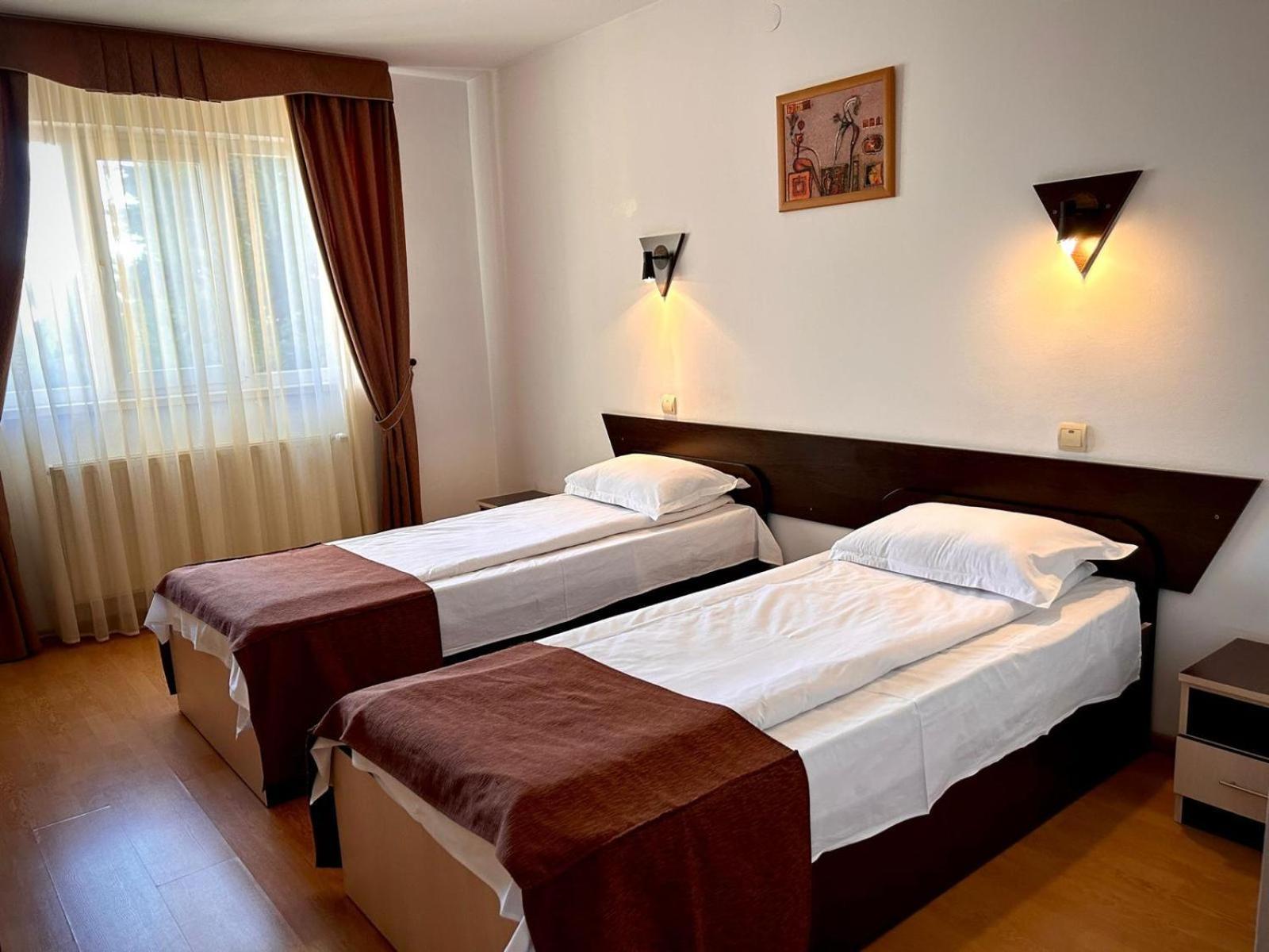 Hotel Levisticum Bacău Exteriör bild
