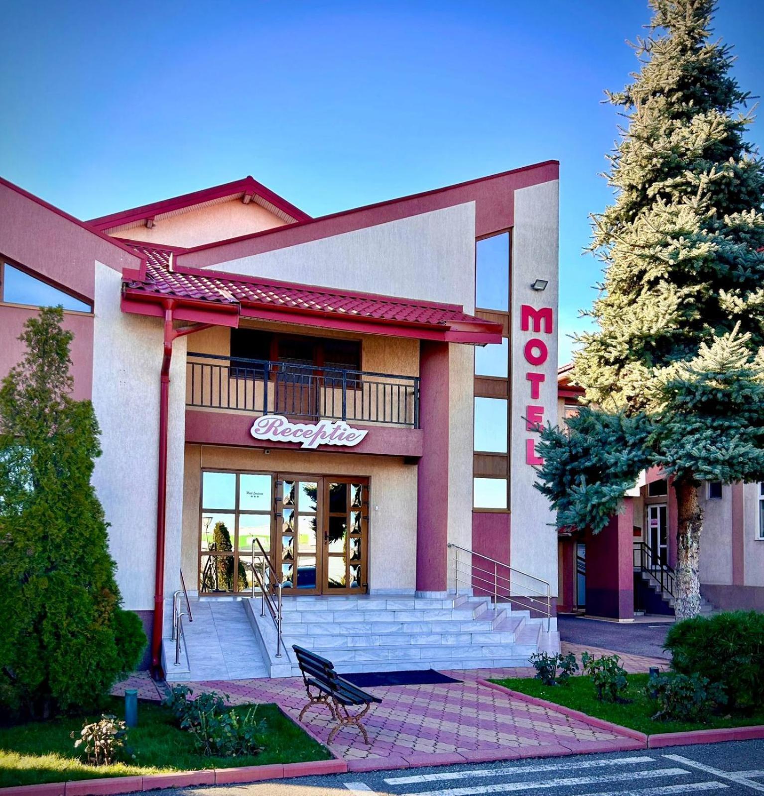 Hotel Levisticum Bacău Exteriör bild